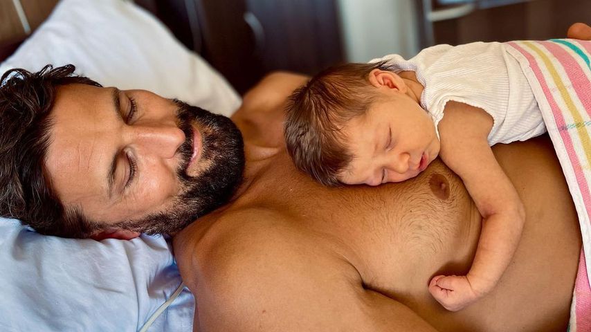 Frischgebackener Papa: Tim Robards teilt süßes Bild mit Baby
