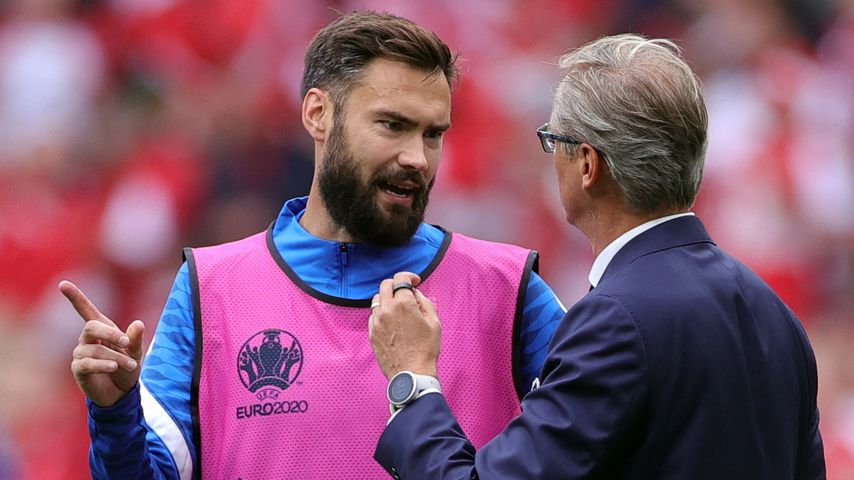 Tim Sparv und sein Trainer Markku Kanerva beim EM-Spiel Dänemark gegen Finnland, Juni 2021