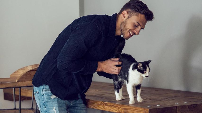 Tim Stammberger mit seiner Katze Frieda