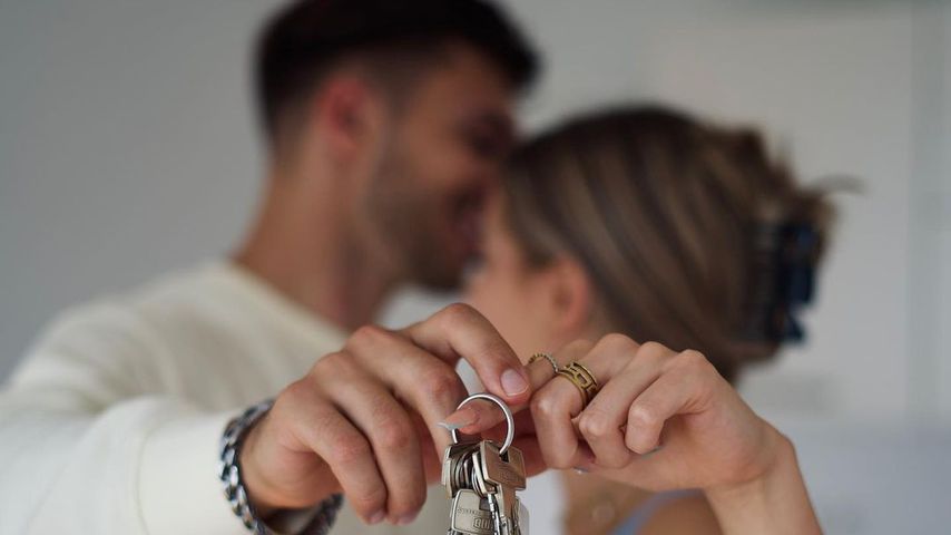 Tim Stammberger und seine Freundin Laura mit den Wohnungsschlüsseln
