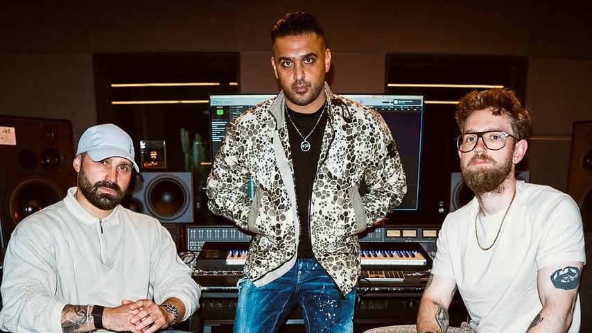 Tim Wilke (links) und David Kraft (rechts) mit Rapper Kurdo, 2025