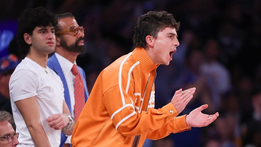 In Knallorange: Timothée Chalamet jubelt für die Knicks