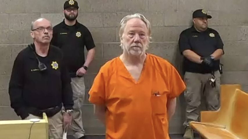 Bei einer Videoanhörung in Albuquerque: Timothy Busfield im Gerichtssaal in Haftkleidung