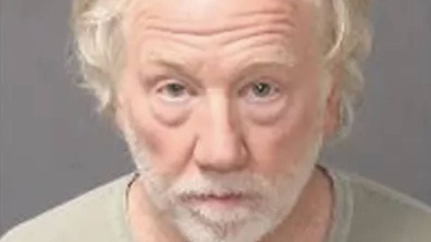 Bilder im Jumpsuit: Timothy Busfield erscheint vor Gericht