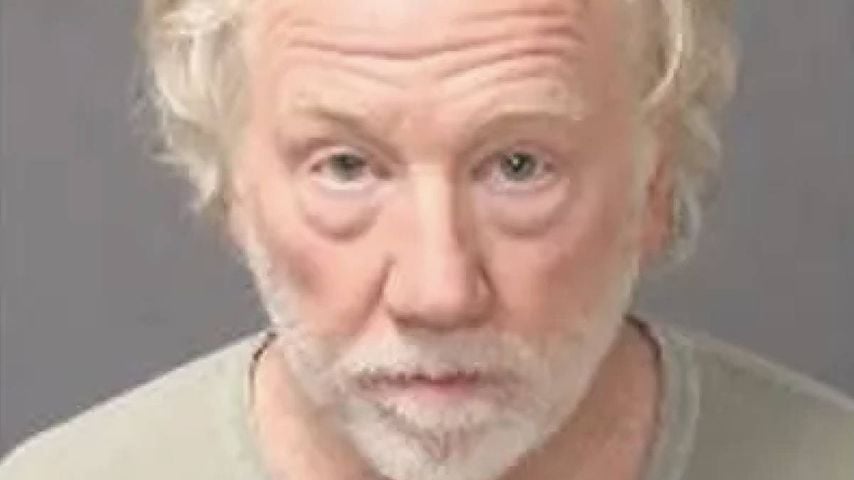 Timothy Busfield schaut ernst