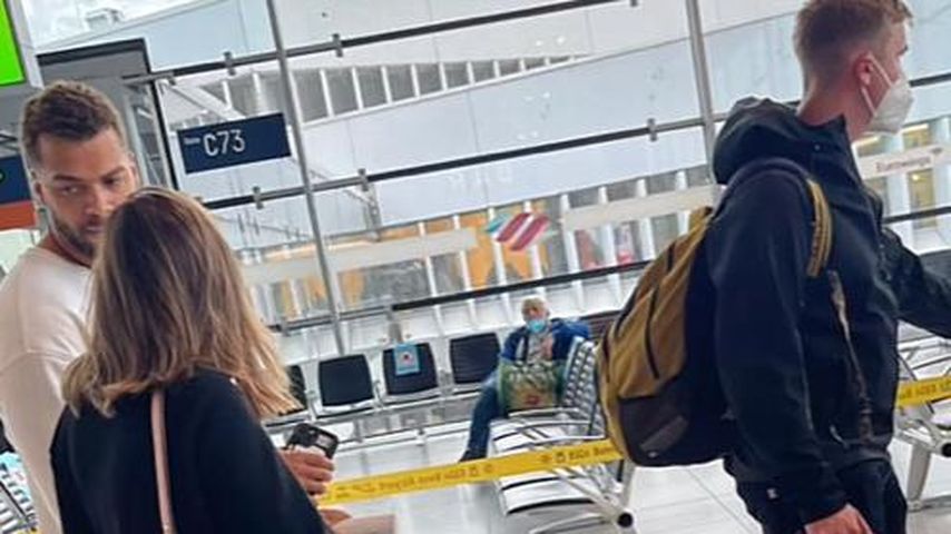 Timothy Hill mit Bibi Claßen am Flughafen Köln-Bonn