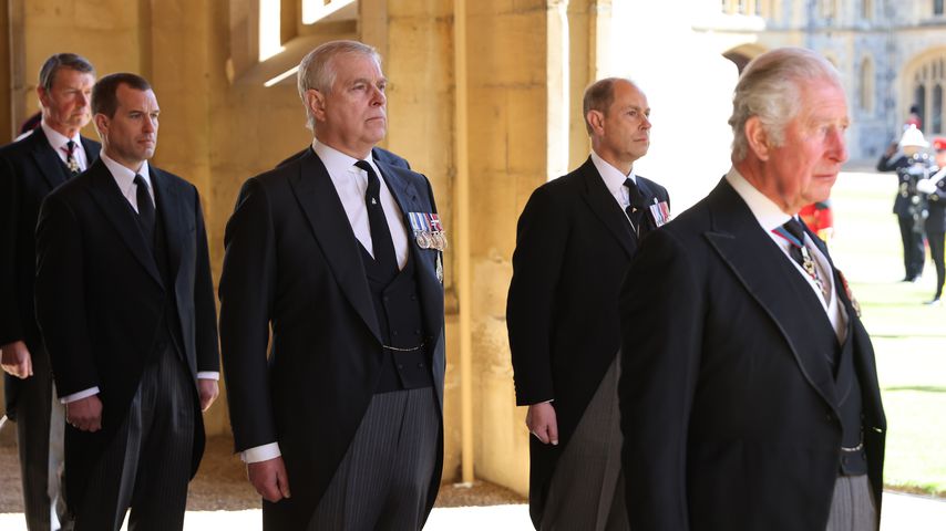 Timothy Laurence, Peter Phillips und die Prinzen Andrew, Edward und Charles bei Philips Trauerfeier