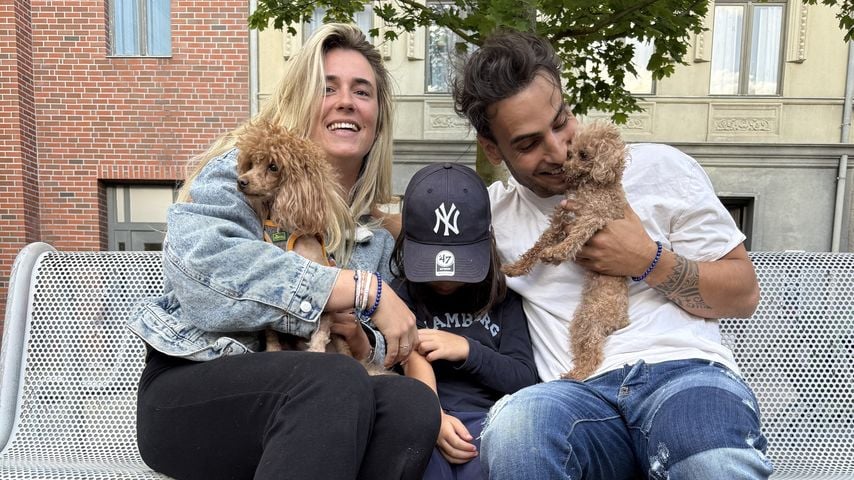 Timur Ülker mit seiner Verlobten Caro, seinem Sohn und den beiden Hunden