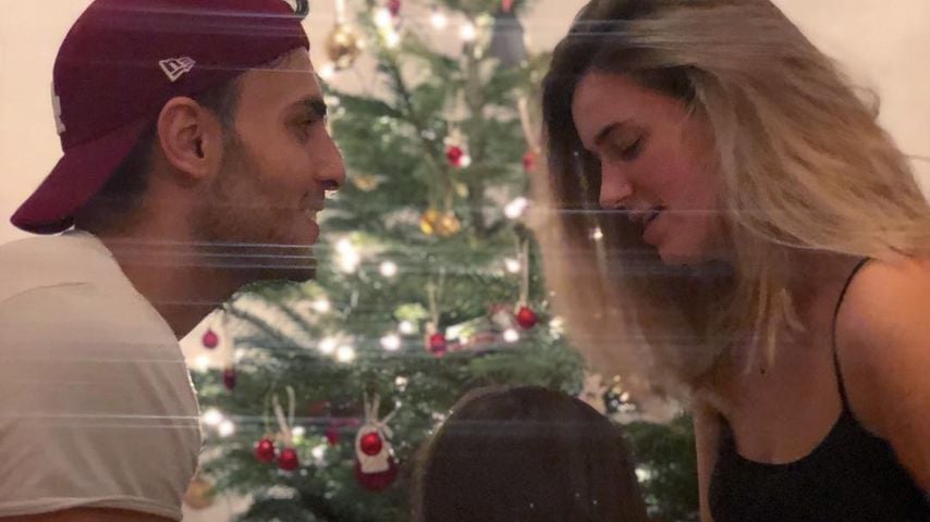Timur Ülker und Caroline Steinhof mit ihrer Tochter an Weihnachten 2018