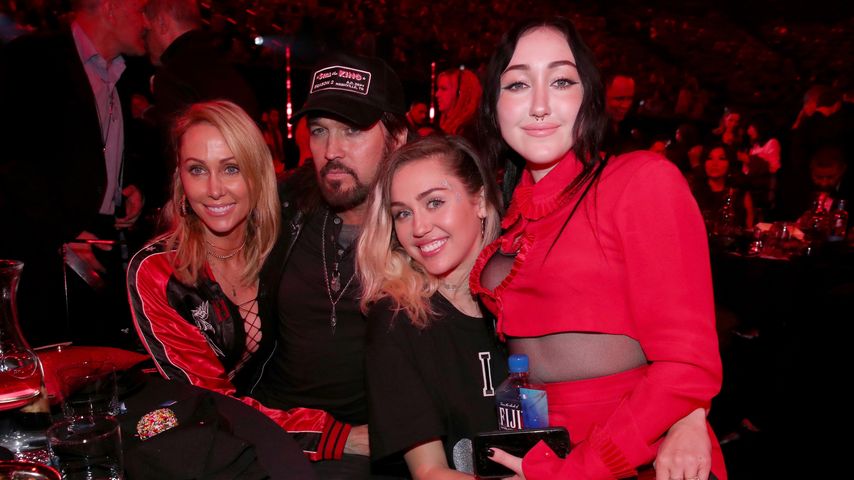 Tish, Billy Ray, Miley und Noah Cyrus bei den iHeartRadio Music Awards 2017