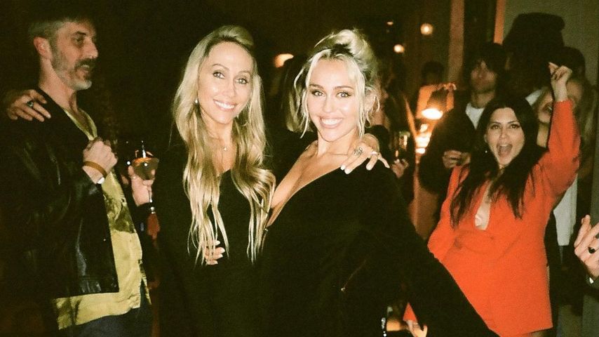 Tish Cyrus und Miley Cyrus auf der Party zu Mileys Song "Flowers"
