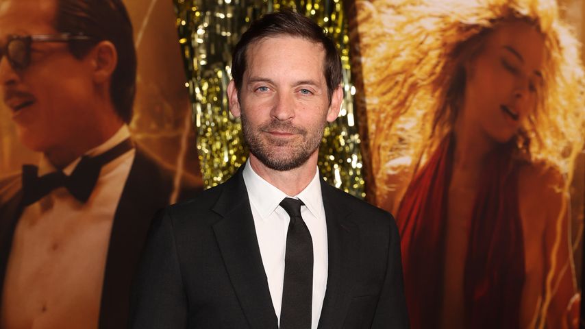 Vor einem Nachtklub: Tobey Maguire flirtet mit zwei Frauen