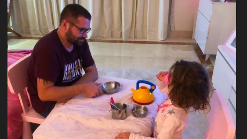 Früh übt sich: Sophia Cordalis lädt Onkel Tobi zur Teestunde