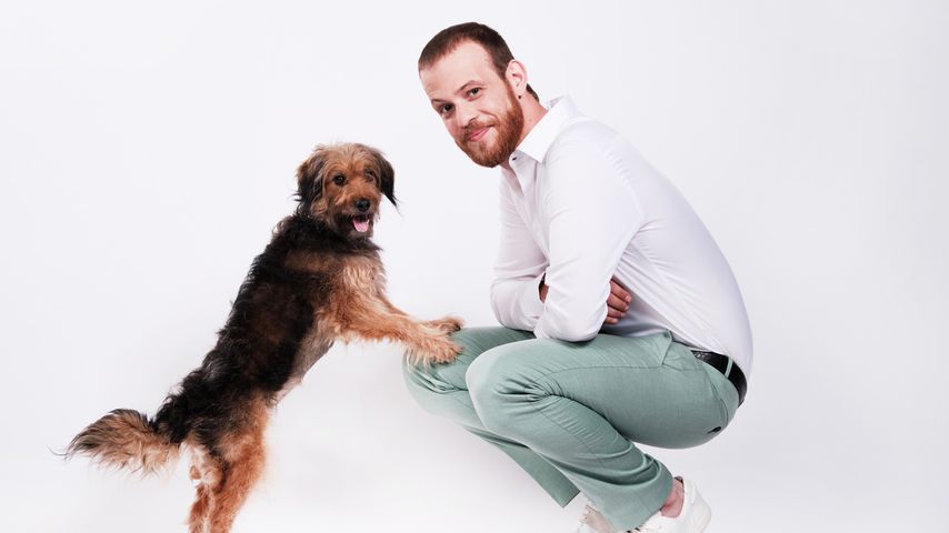 Tobias (Patrick Müller) mit Serienhund Stinker