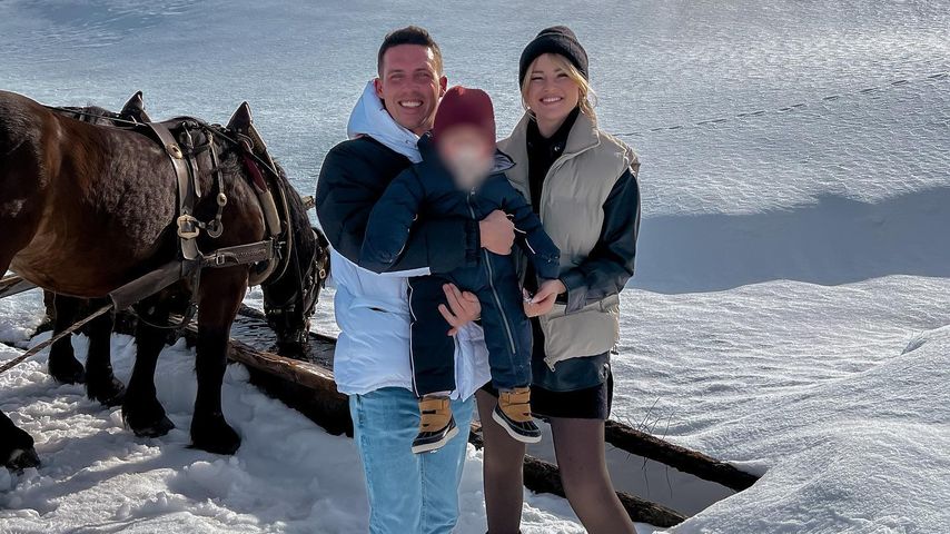 Tobias und Maren Wolf mit ihrem Sohn Lyan im März 2022