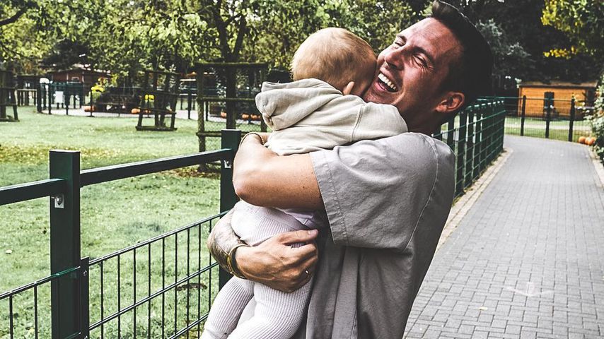 Tobias Wolf mit seinem Sohn Lyan River