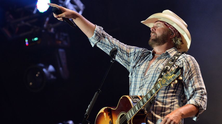 Emotional: Countrystars ehren Toby Keith (†) bei CMT Awards