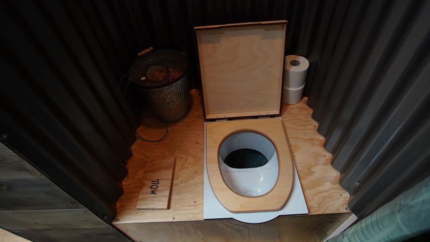Toilette im Tiny House bei "Ich bin ein Star - Die große Dschungelshow"