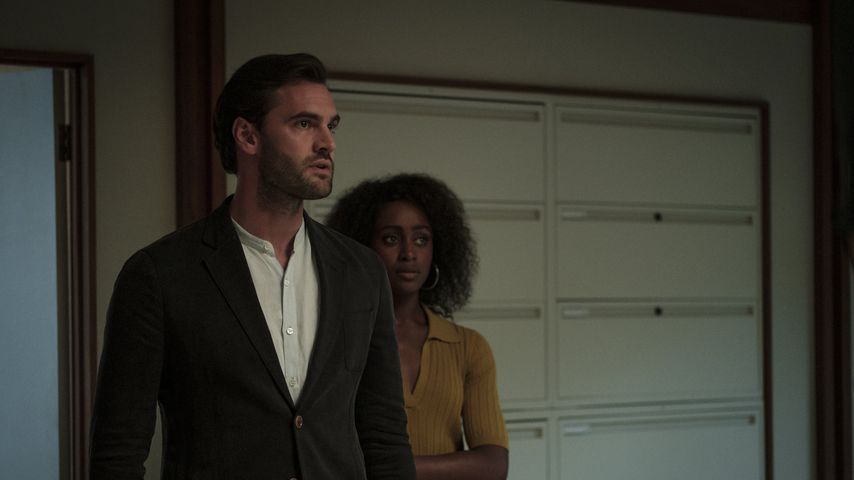 Tom Bateman und Simona Brown in "Sie weiß von dir"