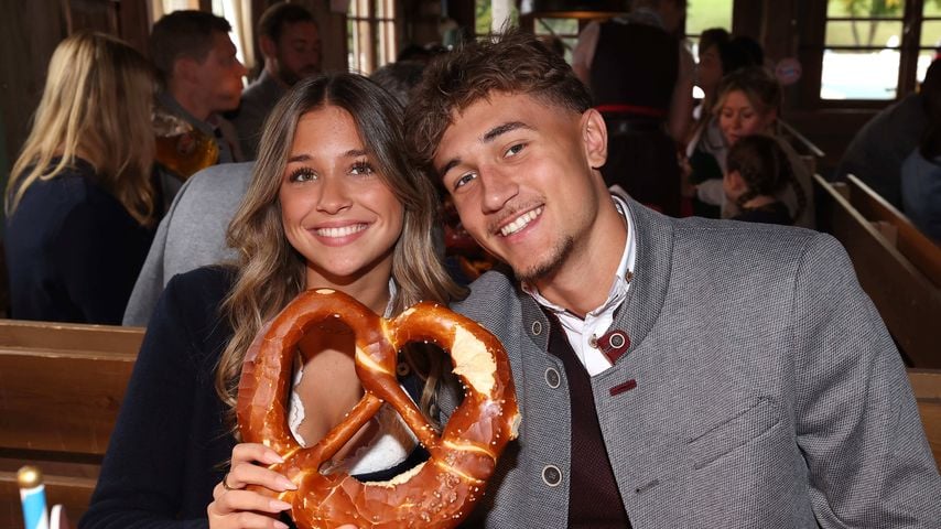 Tom Bischof und Josefine Scholl turteln auf dem Oktoberfest