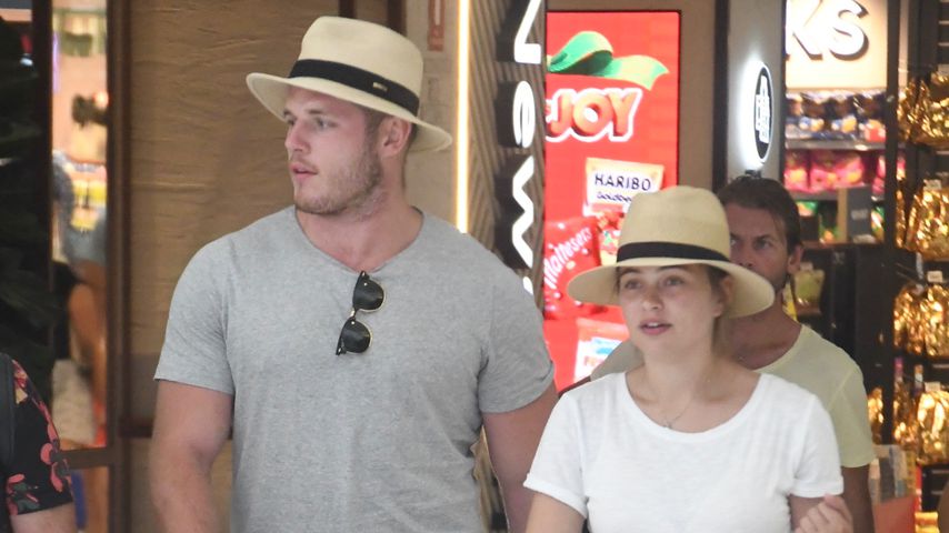 Tom Burgess und Tahlia Giumelli mit Sophie Heather am Flughafen in Sydney