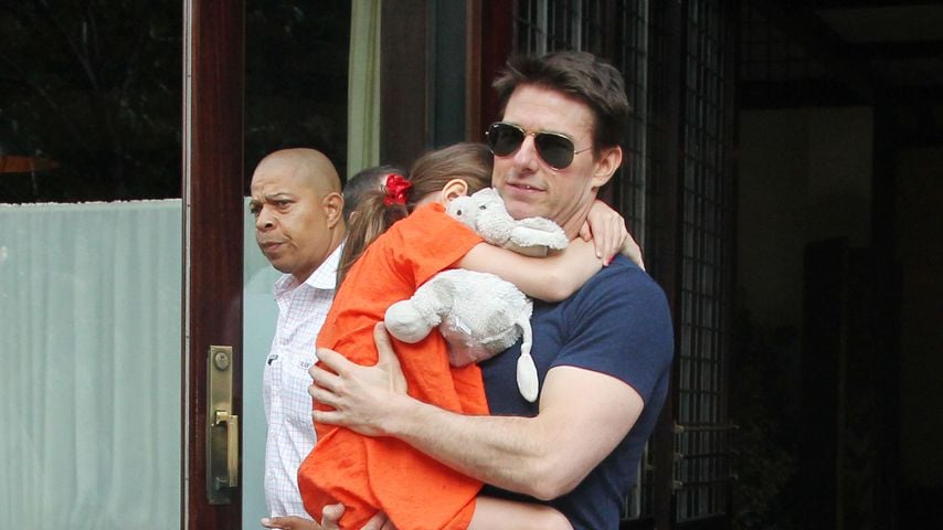 Suri und Tom Cruise vor einem Hotel in New York