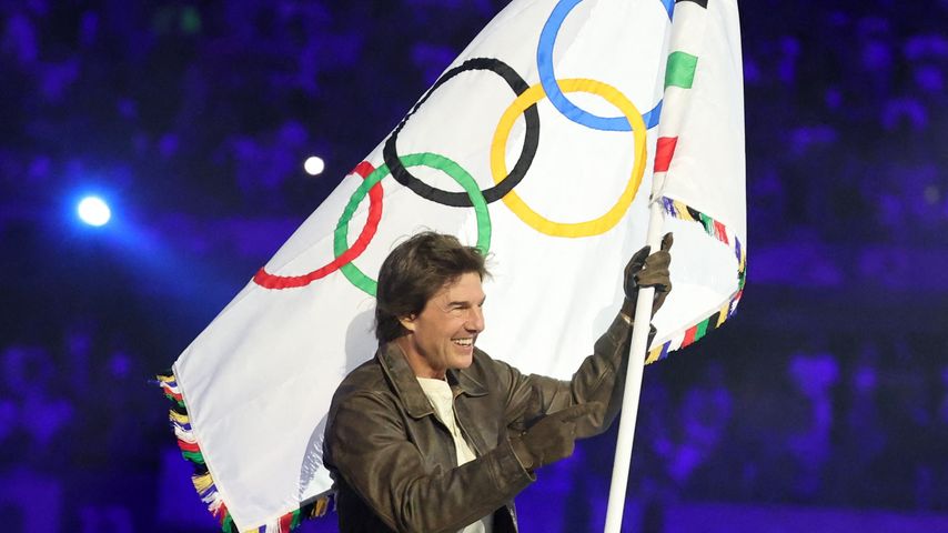 Tom Cruise mit olympischer Flagge, Abschlusszeremonie der Olympischen Spiele August 2024, Paris