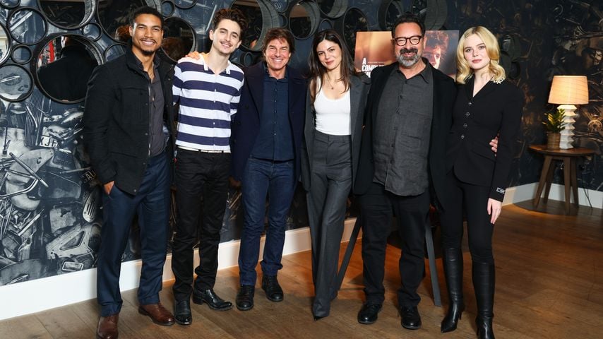 Tom Cruise mit dem Cast von "A Complete Unknown" 2024