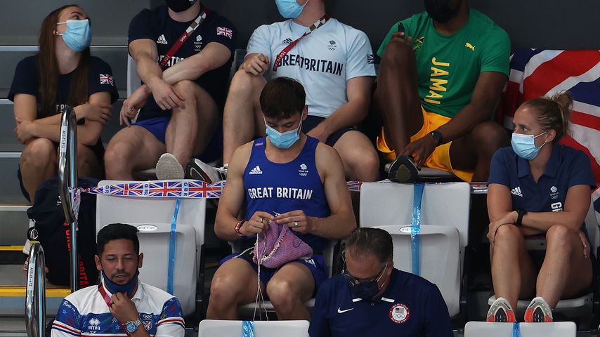 Tom Daley auf der Tribüne bei den Olympischen Spielen 2020