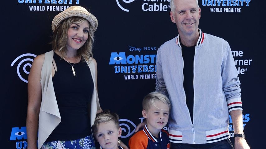 Tom Dumont von No Doubt mit Familie bei der Premiere von "Monsters University" im El Capitan Theatre in Hollywood, 17. Juni 2013