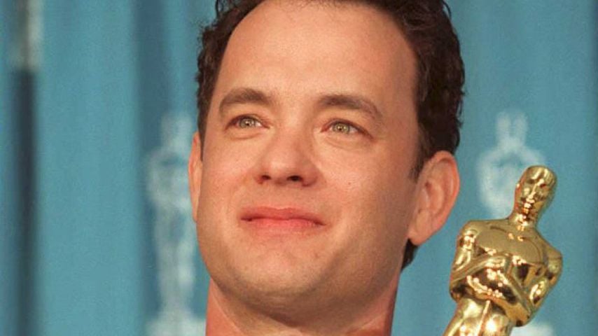 Tom Hanks mit seinem Oscar für "Forrest Gump", 1995