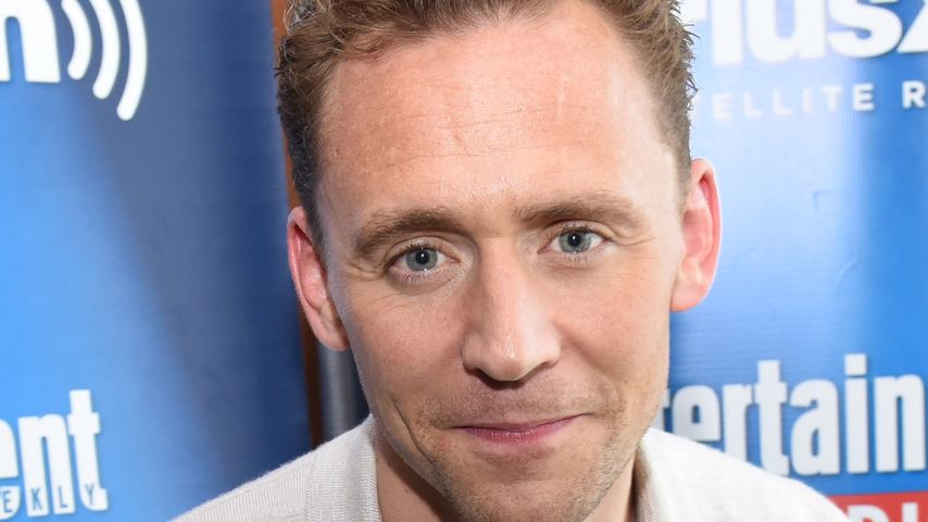 Heiß & begehrt: Tom Hiddleston bei den Emmys in Flirtlaune