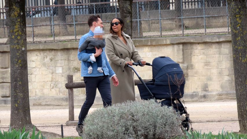 Tom Hiddleston und Zawe Ashton mit ihrem Baby im März 2023