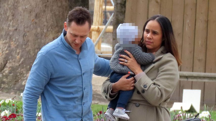 Tom Hiddleston und Zawe Ashton mit ihrem Baby im März 2023