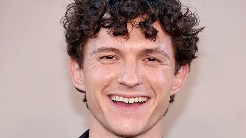 Tom Holland schwebt bei "Odyssee"-Premiere auf Wolke sieben