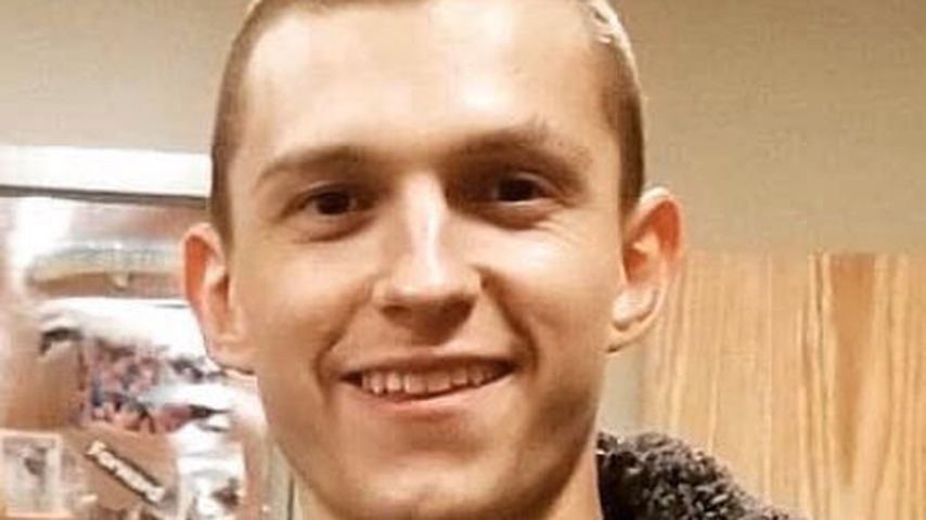 Tom Holland trägt Fast-Glatze: Fans vermissen seine Haare