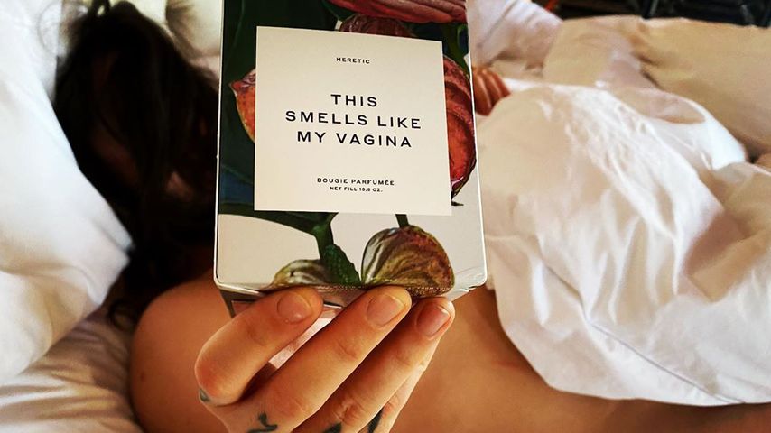 Tom Kaulitz nackt im Bett mit Vagina-Kerze, Februar 2020
