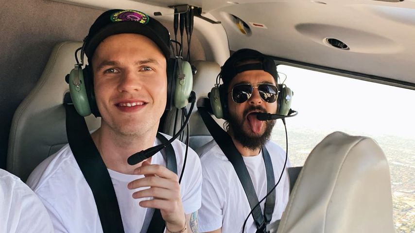 Tom Kaulitz (r.) beim Hubschrauberflug während seines Junggesellenabschiedes