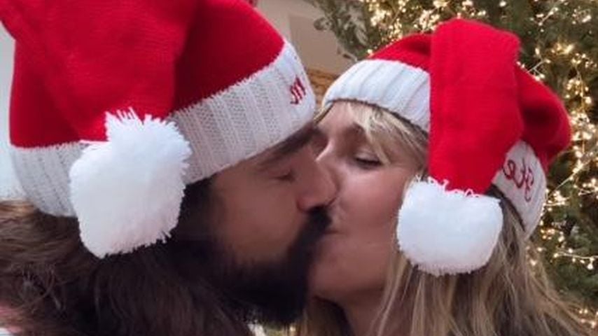 Heidi Klum und ihr Tom küssen sich unter dem Mistelzweig