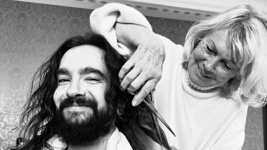 Tom Kaulitz werden die Haare von Erna Klum geschnitten