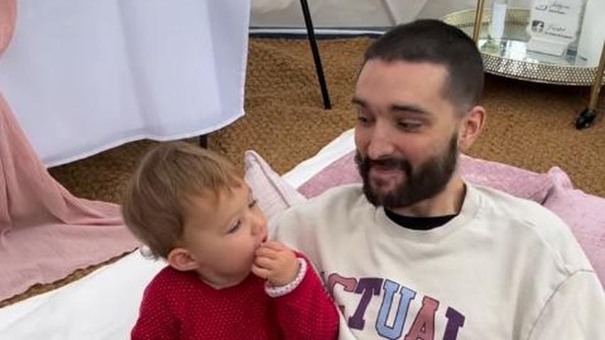 Tom Parker mit seinem Kind