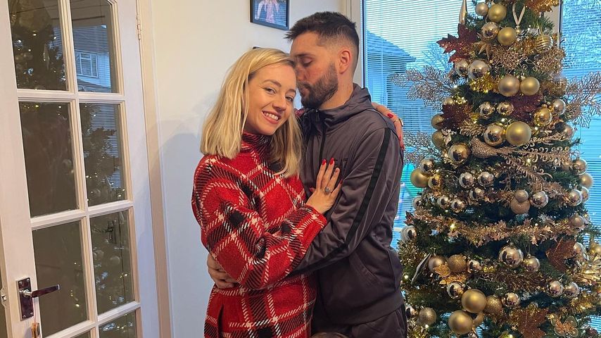 Tom Parker mit seiner Frau Kelsey und ihren beiden Kindern im Dezember 2021