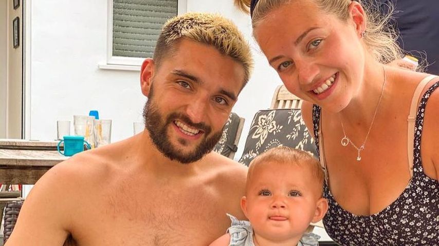 Tom Parker mit seiner Frau Kelsey und ihrem gemeinsamen Kind