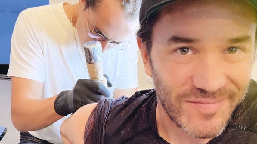 Tom Pelphrey beim Tätowierer