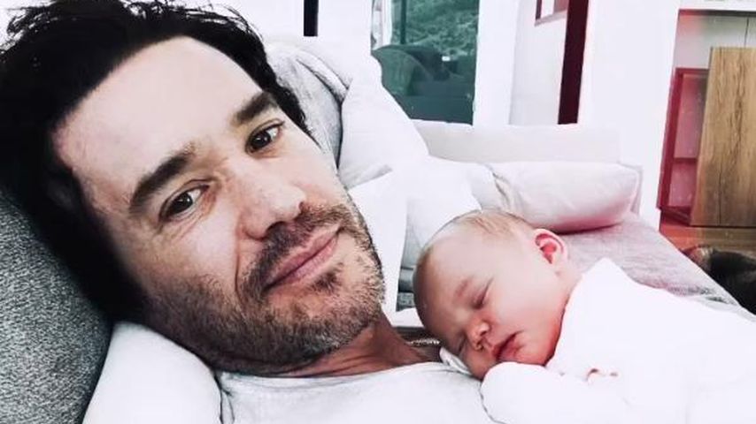 Tom Pelphrey kuschelt mit Baby Matilda