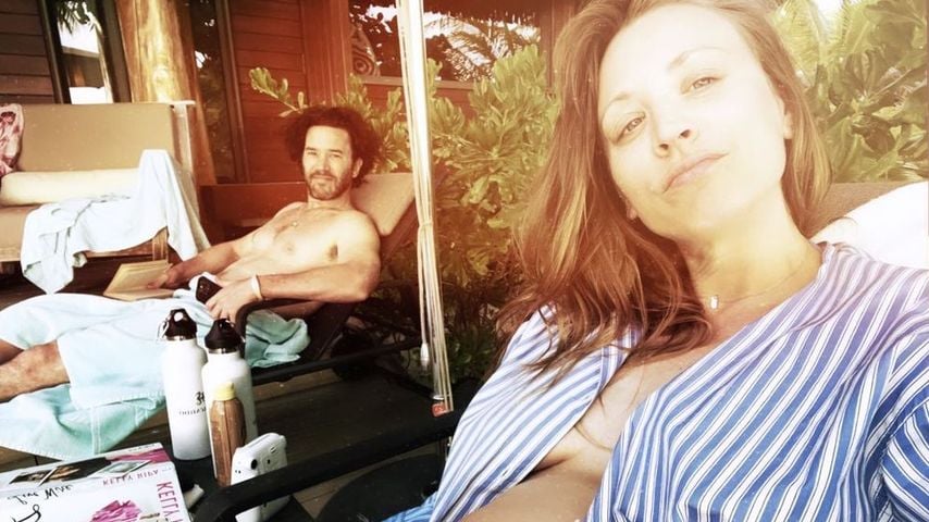 Lässig auf der Liege: Kaley Cuoco setzt Babybauch in Szene