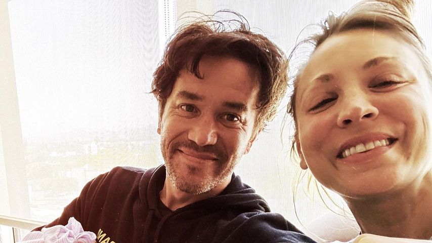 Süßes Video: Hier kuschelt Kaley Cuocos Partner Tom mit Baby
