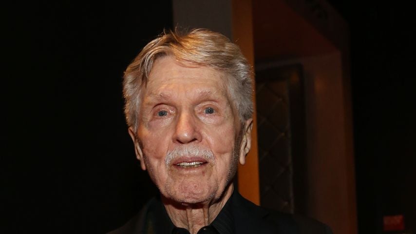 Tom Skerritt mit einer Auszeichnung bei den 26. Satellite Awards in Hollywood