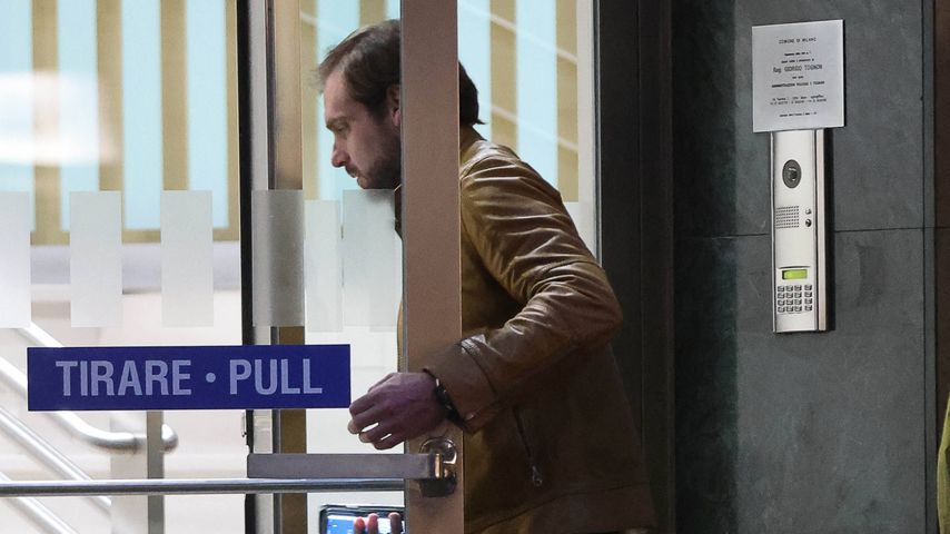 Tomaso Trussardi vor Michelle Hunzikers Haus in Mailand, Oktober 2022
