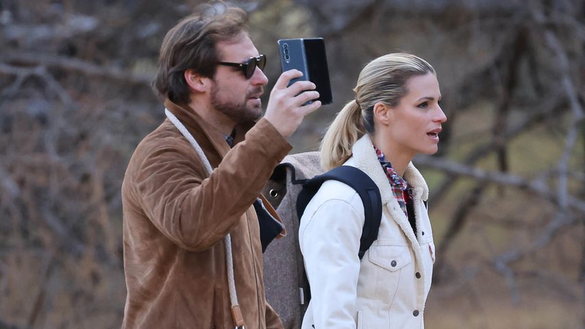 Tomaso Trussardi und Michelle Hunziker bei einem Spaziergang im Herbst 2022